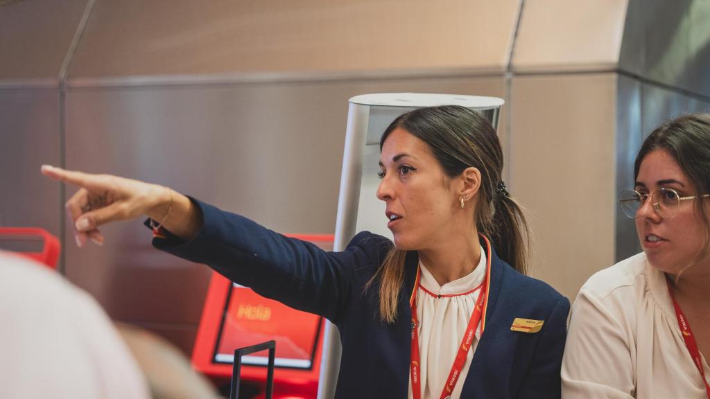 Codesal en uno de los puestos de facturación de Iberia brindando indicaciones a su equipo.