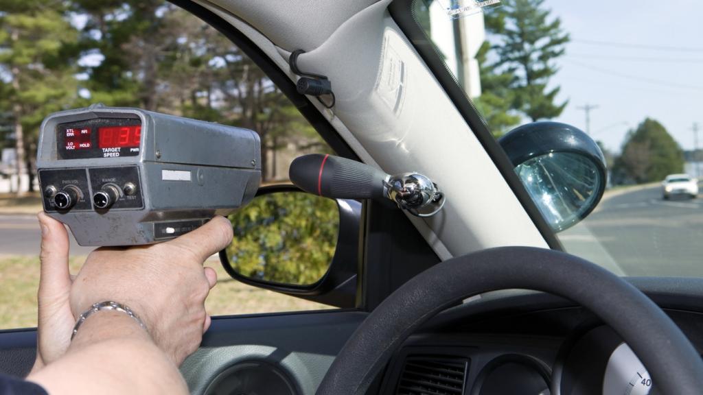 Una pistola radar desde un vehículo.