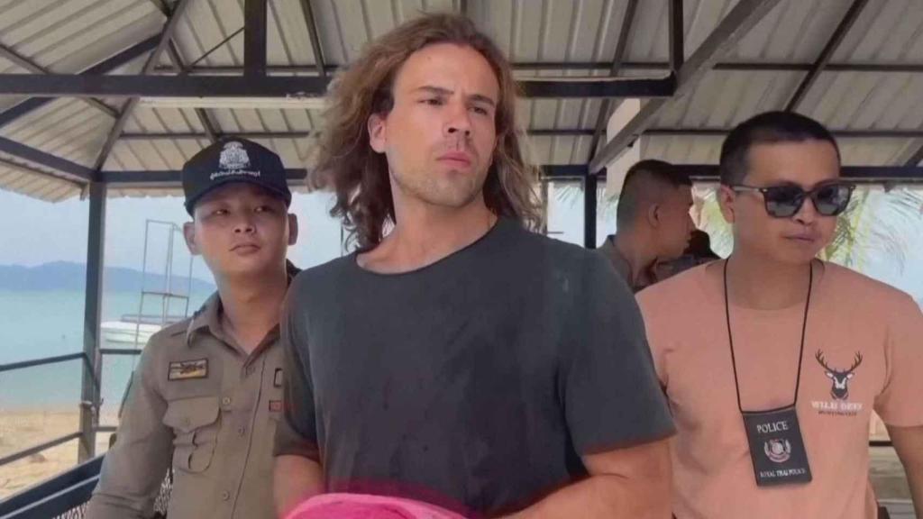 Daniel Sancho siendo detenido por las autoridades tailandesas.