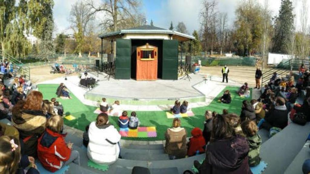 Escenario de títeres al aire libre en El Retiro.