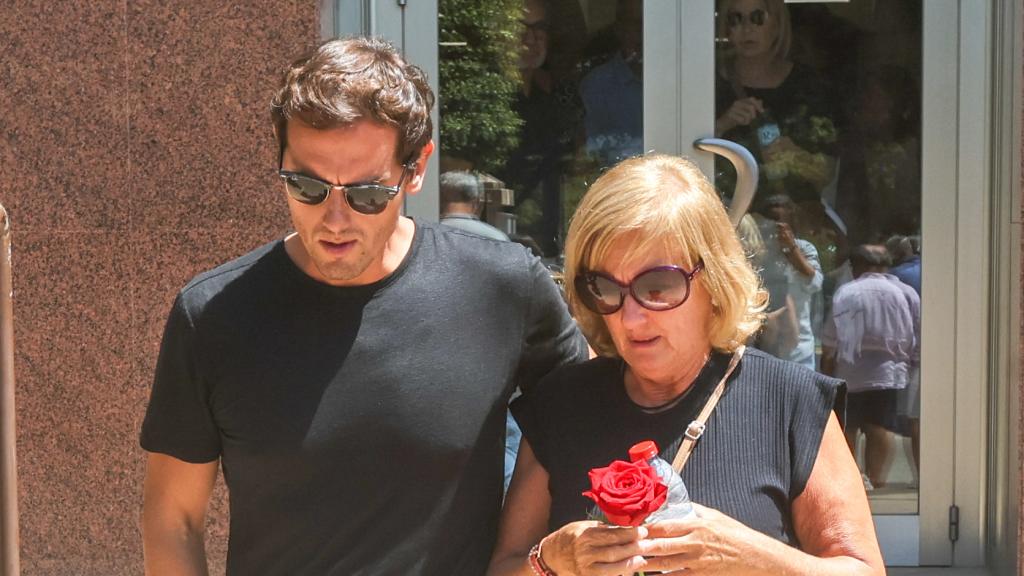 Albert Rivera junto a su madre, María Jesús, saliendo del tanatorio, este pasado día 21.