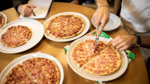 Pizza y su envoltorio.