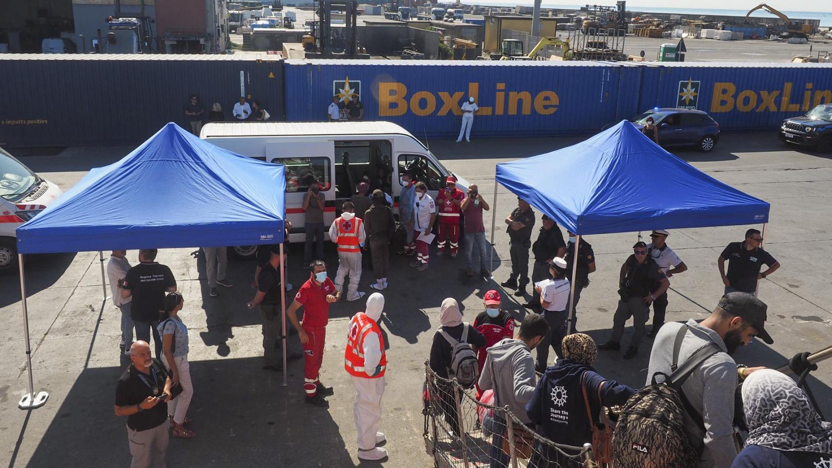 Casi doscientos migrantes desembarcan del Open Arms este martes en Marina di Carrara.