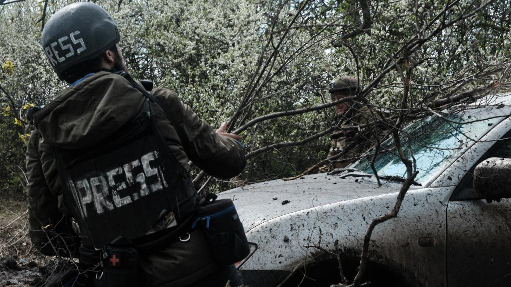 Un fotoperiodista en la primera línea de Bakhmut, muy cerca de las posiciones rusas, esta primavera.