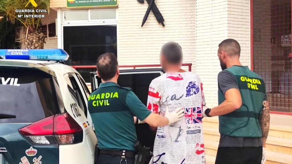 El sospechoso del robo en Aspe en el momento de su arresto.