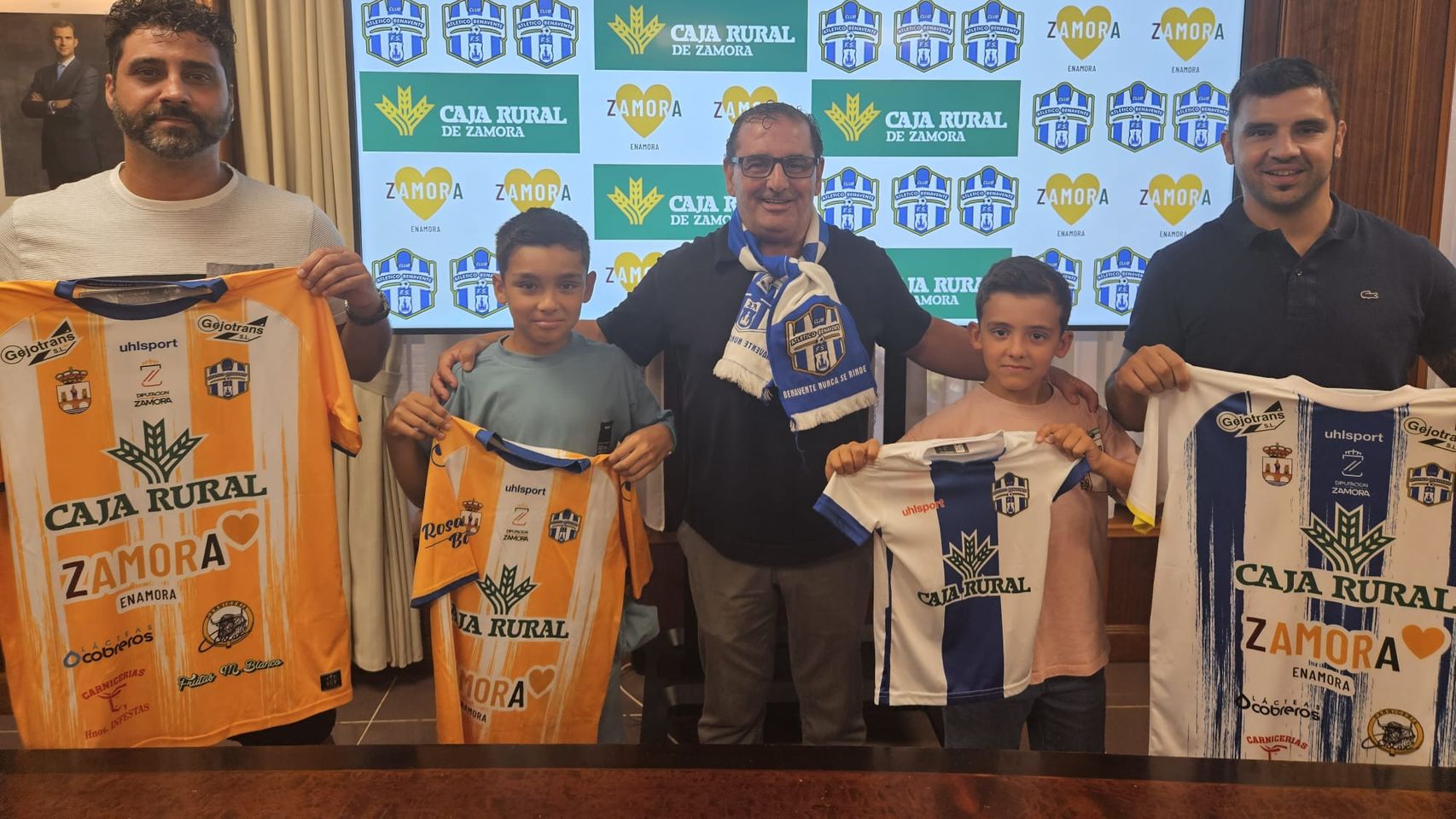 Renovación del acuerdo de colaboración entre el Atlético Benavente y Caja Rural de Zamora