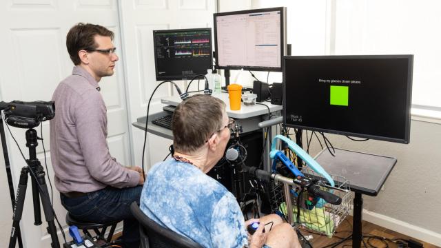 La paciente durante una de las sesiones para traducir su pensamiento en texto