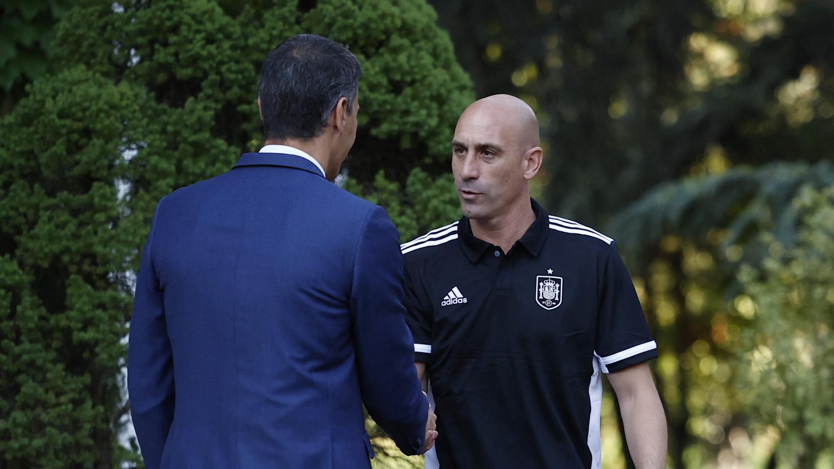 El frío saludo de Pedro Sánchez a Luis Rubiales