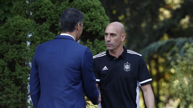 El frío saludo de Pedro Sánchez a Luis Rubiales