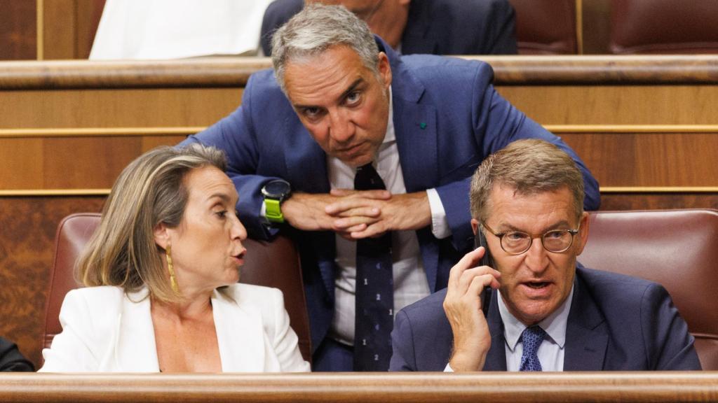 Elías Bendodo, coordinador general del PP (centro), junto a Cuca Gamarra, secretaria general, y Alberto Núñez Feijóo, presidente del partido.