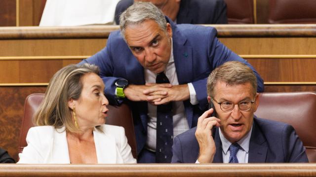 Elías Bendodo, coordinador general del PP (centro), junto a Cuca Gamarra, secretaria general, y Alberto Núñez Feijóo, presidente del partido.