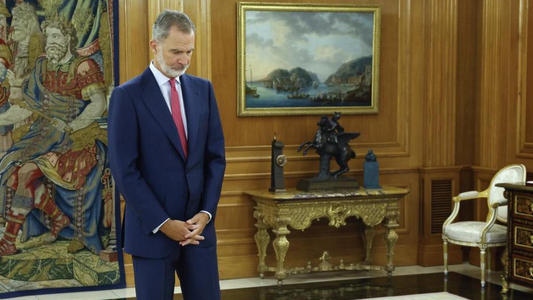 El Rey Felipe VI, en los salones de Zarzuela, durante la ronda de consultas tras el 23-J.