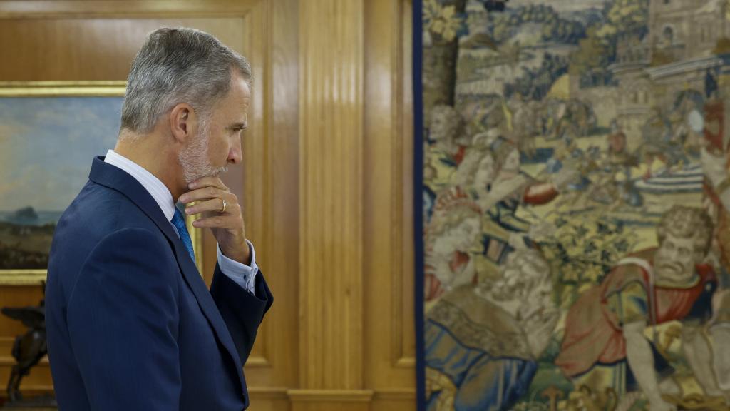 Felipe VI reflexiona en el salón de audiencias de Zarzuela, durante la ronda de consultas tras el 23-J.