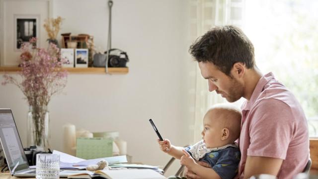 Imagen de un padre con su hijo.