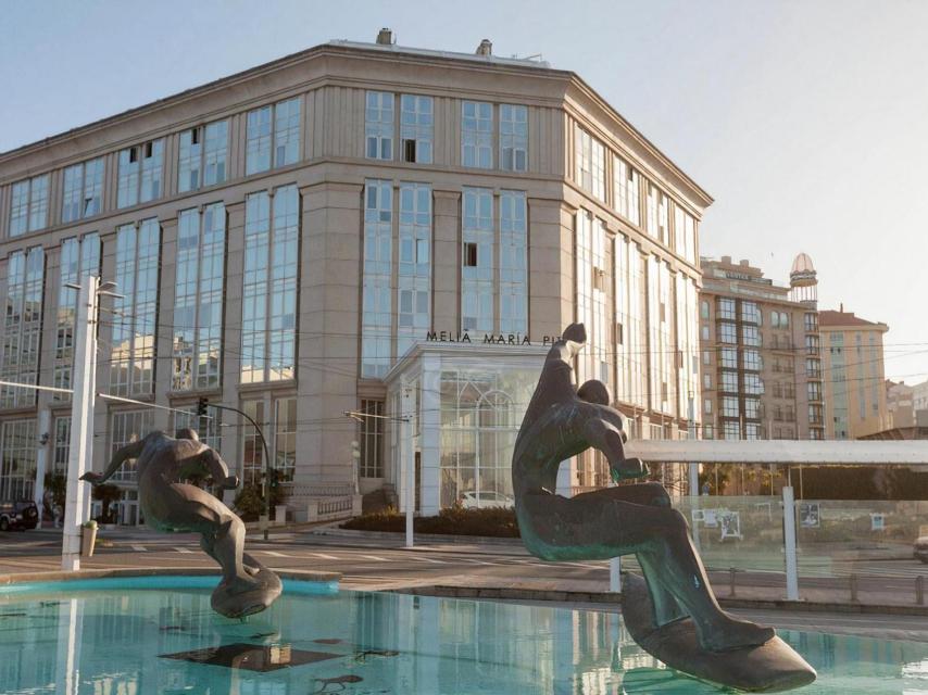 La fuente de los surfistas delante del hotel Meliá María Pita de A Coruña.