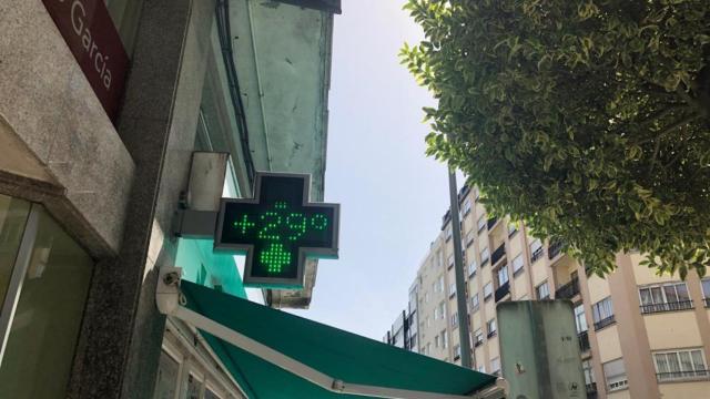 Un termómetro marca más de 29ºC de temperatura en Santiago durante la ola de calor.