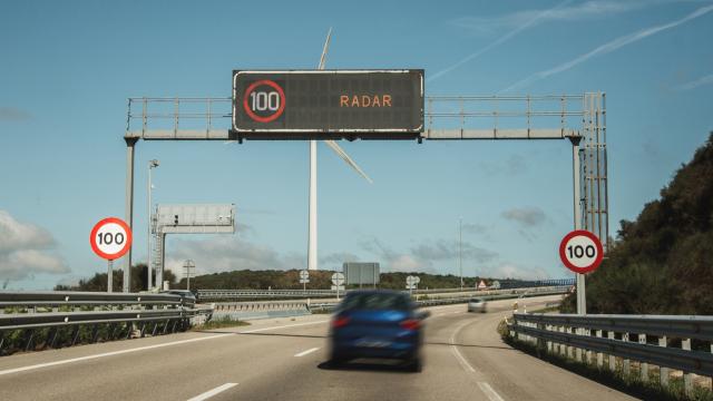 Imagen de un vehículo circulando por una autovía de España.