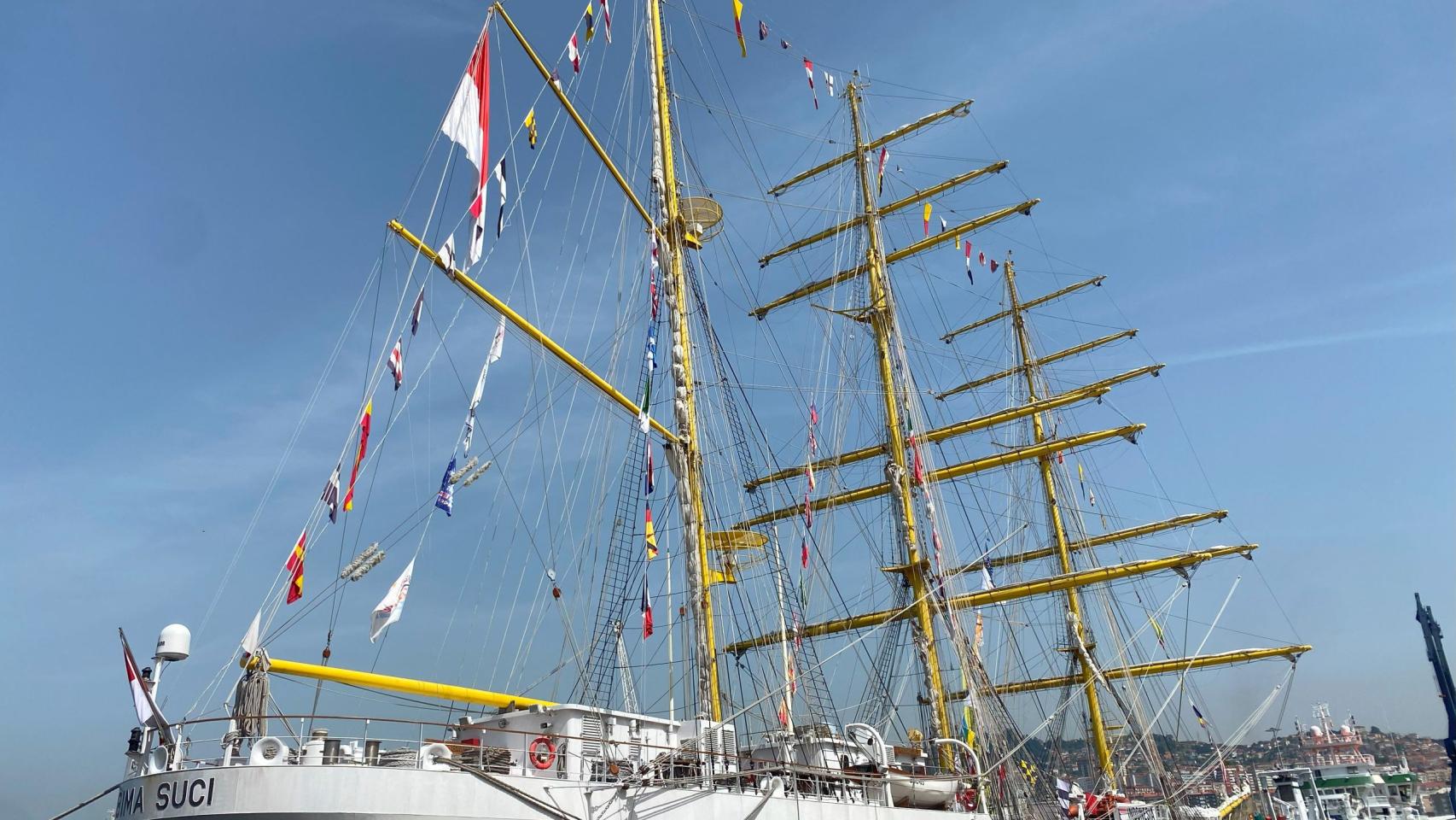 Buque escuela de la Armada de Indonesia KRI Bima Suci atracado en Vigo.