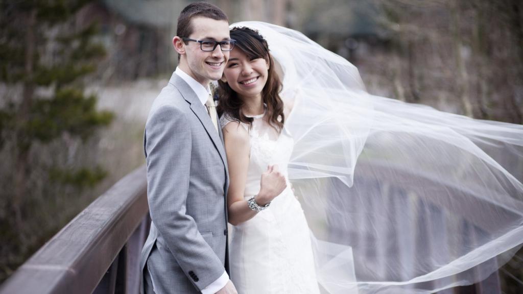 Una pareja de recién casados.