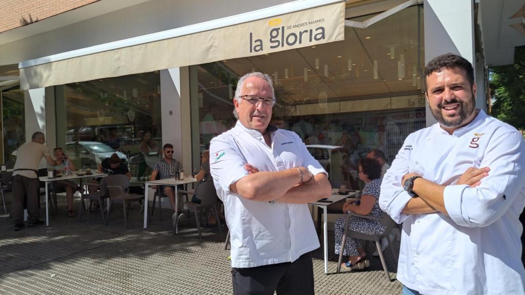 La terraza de la pastelería La Gloria de Andrés Mármol, este martes, llena de clientes que estaban desayunando.