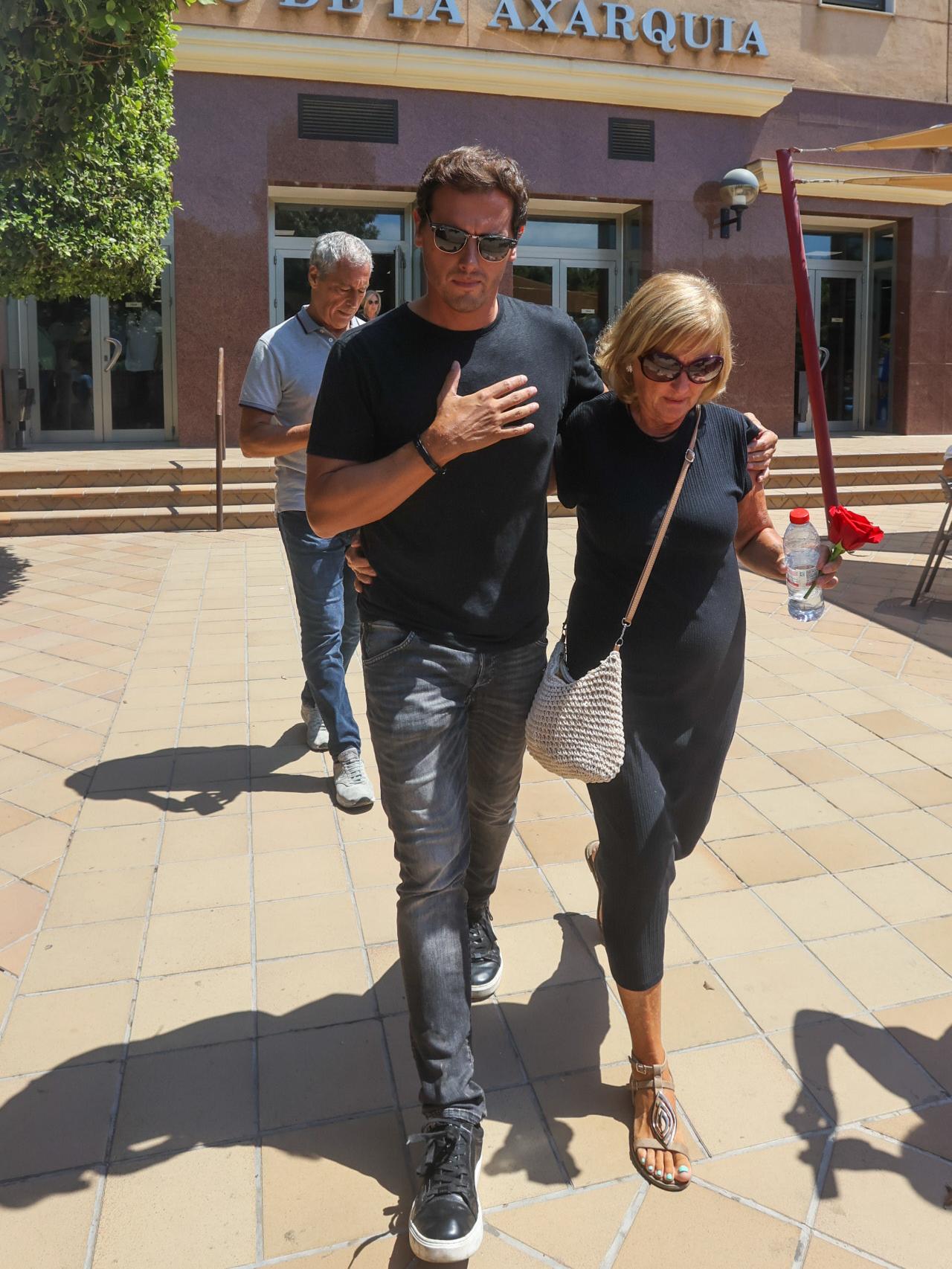 Rivera y su madre, tras la incineración de Agustín.