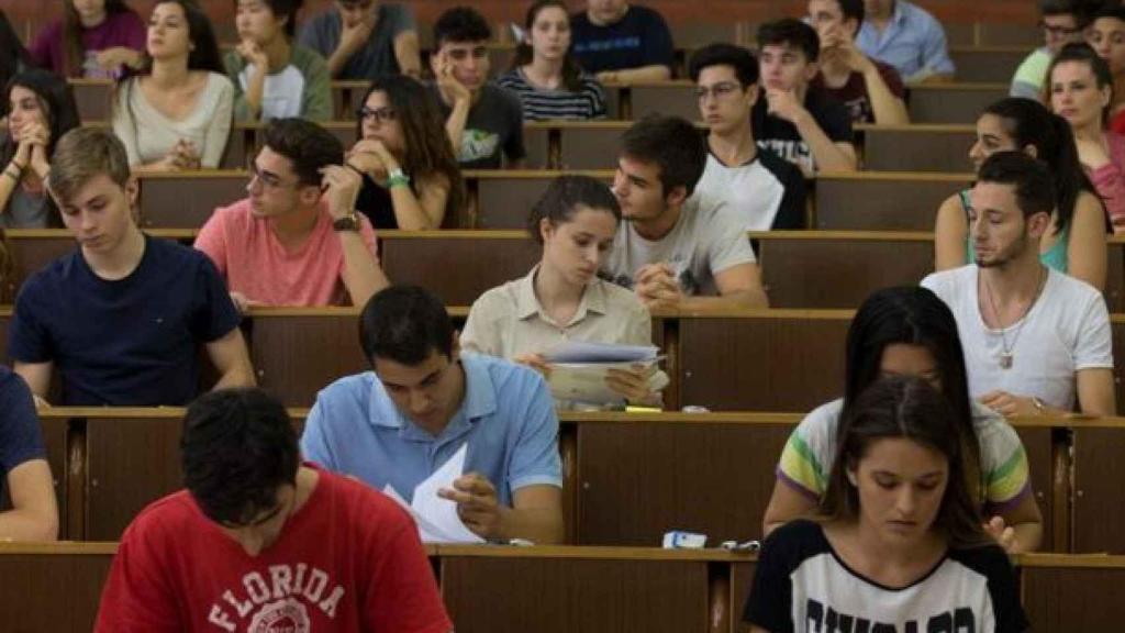 Alumnos en clase.