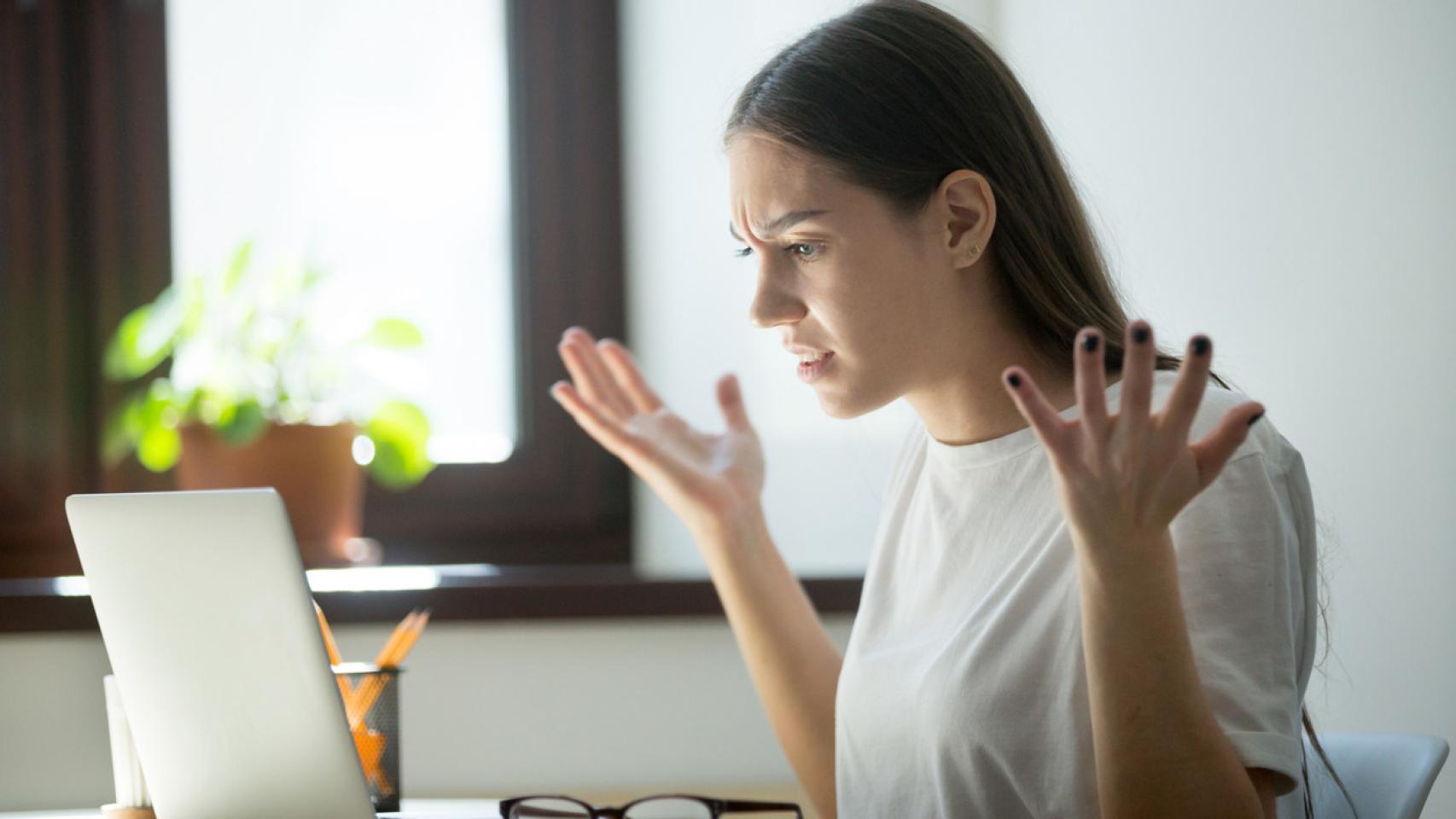 Una mujer, consultando su portátil.