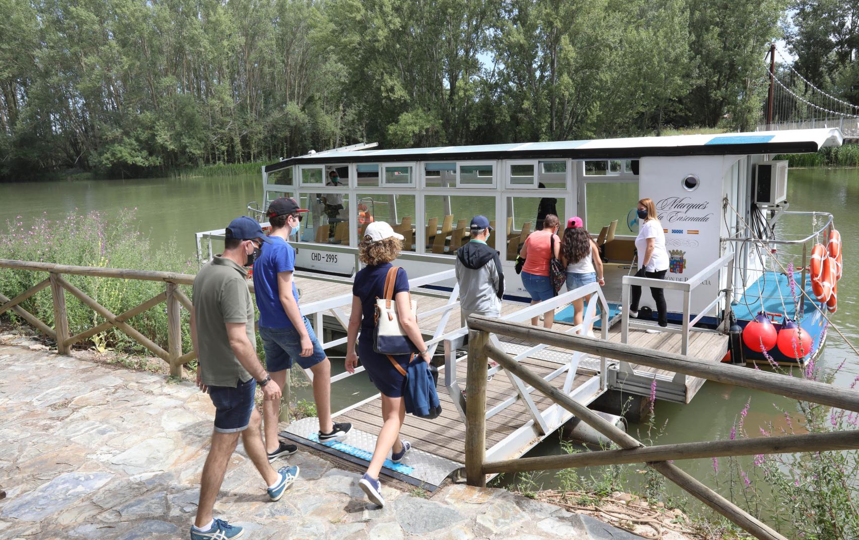 Barco Marqués de la Ensenada que surca el Canal de Castilla