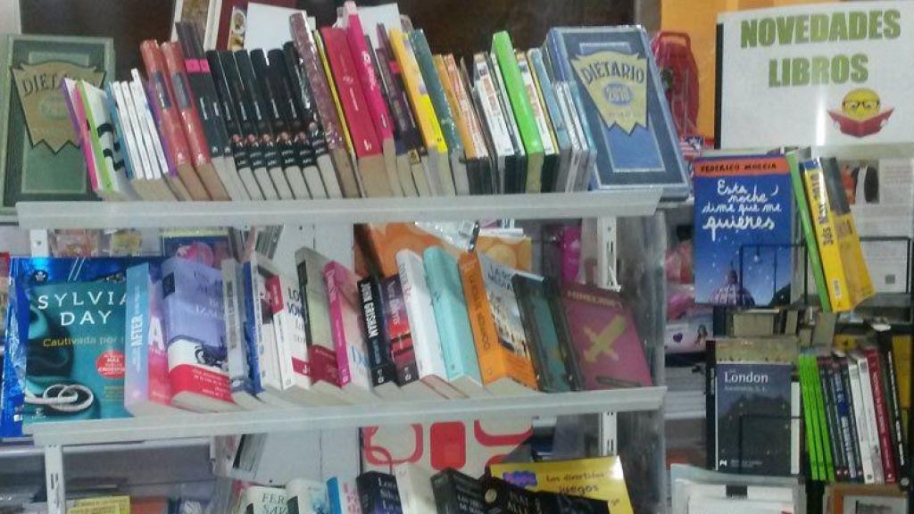 Libros de texto en venta en una librería.