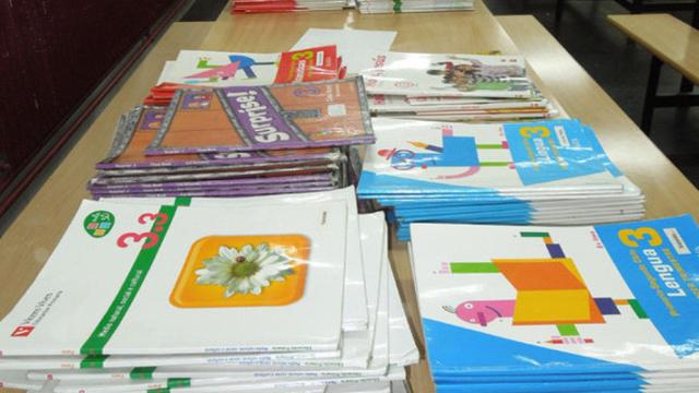 Libros de texto en venta en librerías.