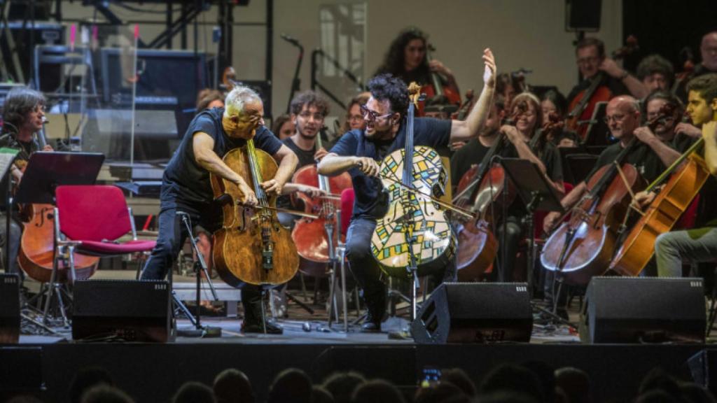 La banda 100 Cellos tocando música.