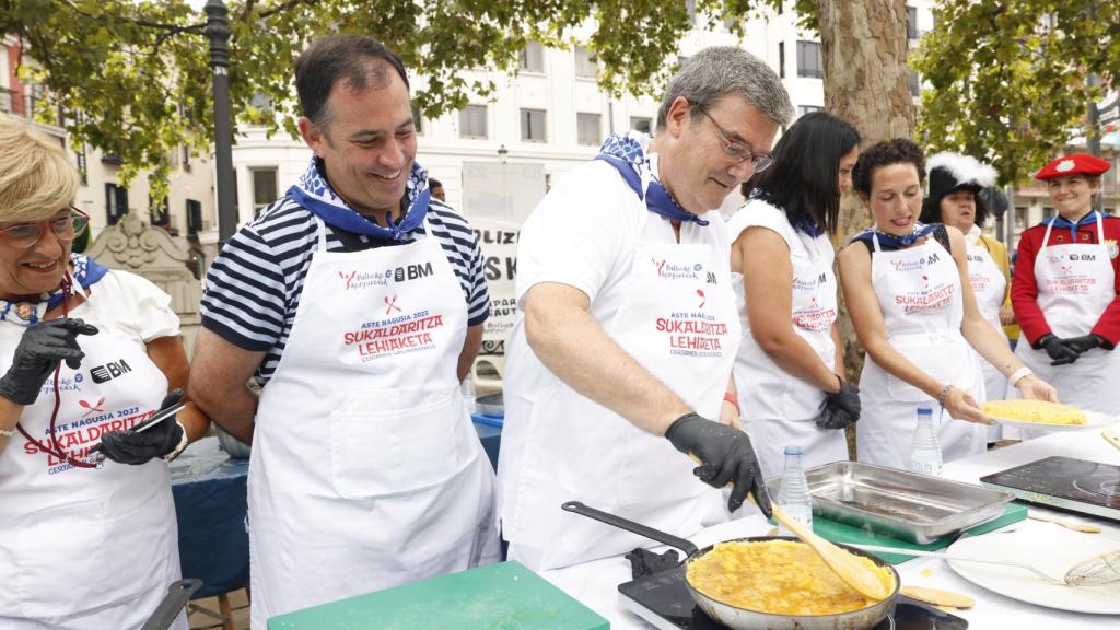 Los participantes del concurso popular de la mejor tortilla de patatas, el martes 22 de agosto.