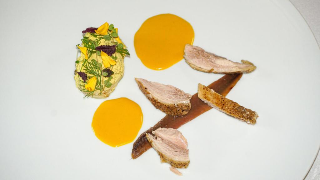 La refrescante ensalada de codorniz en escabeche de zanahoria y anchoa.