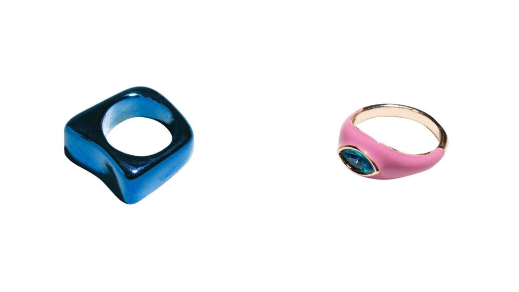 Anillo cuadrado brillo, de Joys, por 3,99 euros. Anillo con piedra rosa y azul, de Joys, por 3,99.