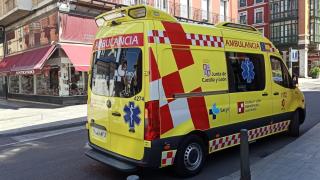Una ambulancia del Sacyl del Servicio de Emergencias del 112 lleva al hospital a una persona en Valladolid por un golpe de calor