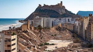 La ciudad de Alicante destruida tras un terremoto, en una imagen ficticia creada por Bing.