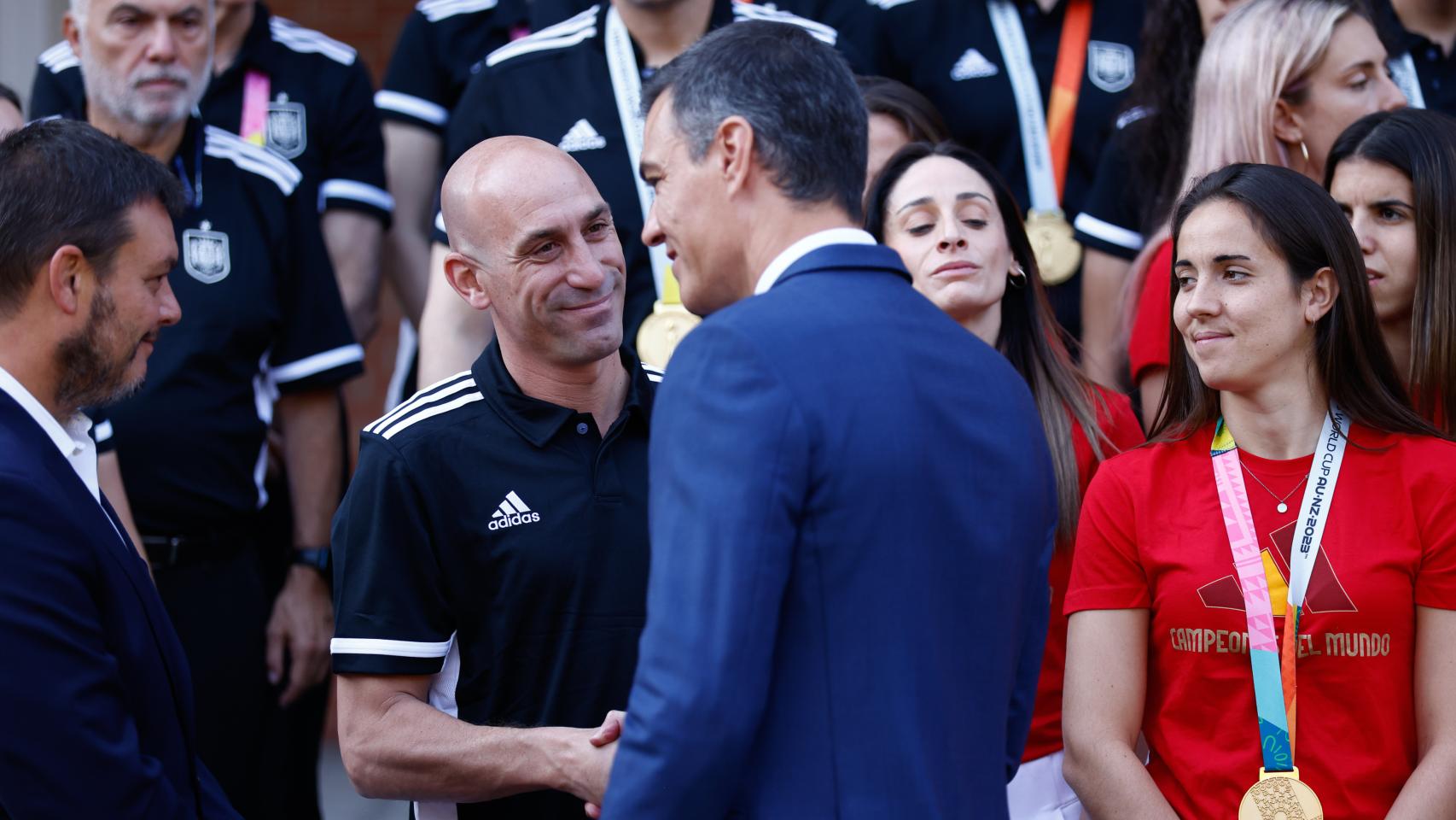 El presidente de la RFEF, Luis Rubiales, junto al presidente del Gobierno en funciones, Pedro Sánchez, en la Moncloa.