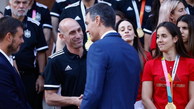 El presidente de la RFEF, Luis Rubiales, junto al presidente del Gobierno en funciones, Pedro Sánchez, en la Moncloa.