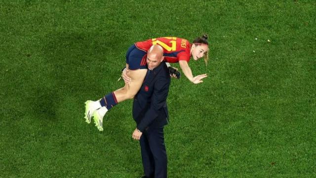 Luis Rubiales, agarrando a Athenea del Castillo.