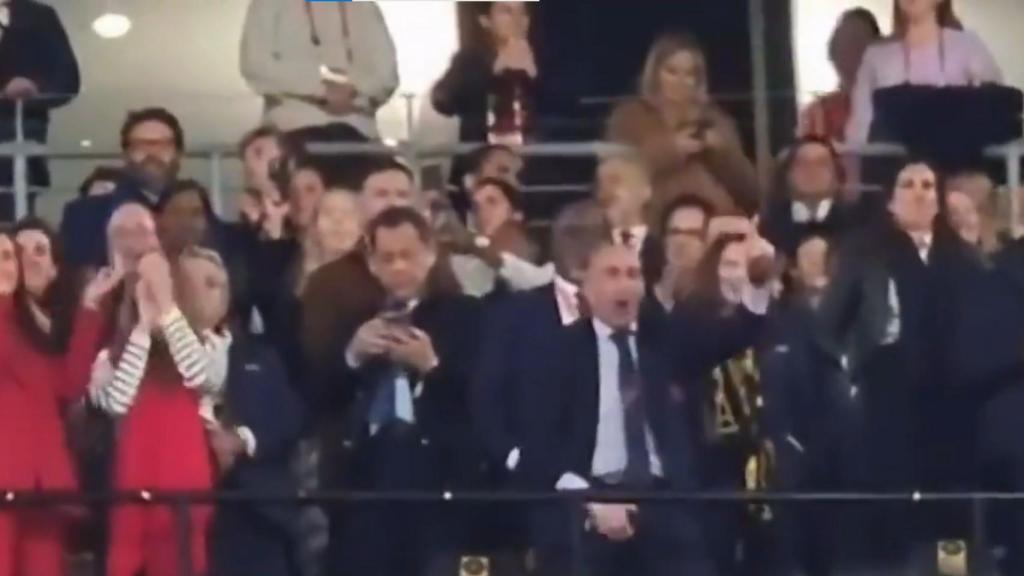 Luis Rubiales se toca los genitales en el palco.