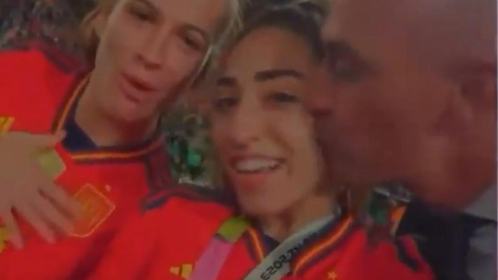 Beso de Luis Rubiales a Olga Carmona durante la celebración.