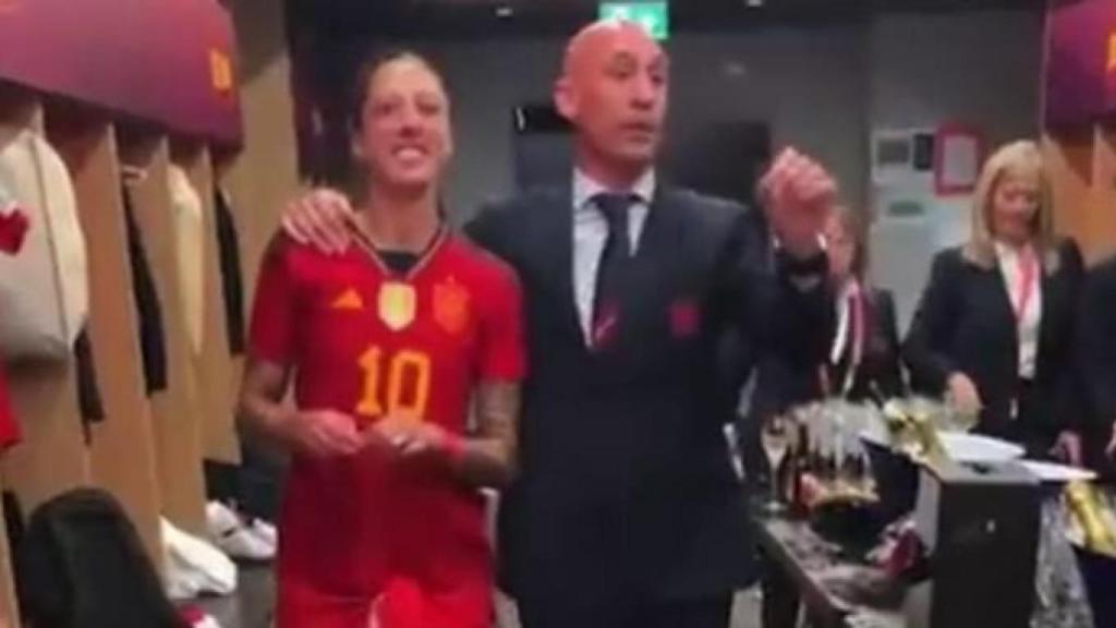 Luis Rubiales agarra a Jenni Hermoso en el vestuario.