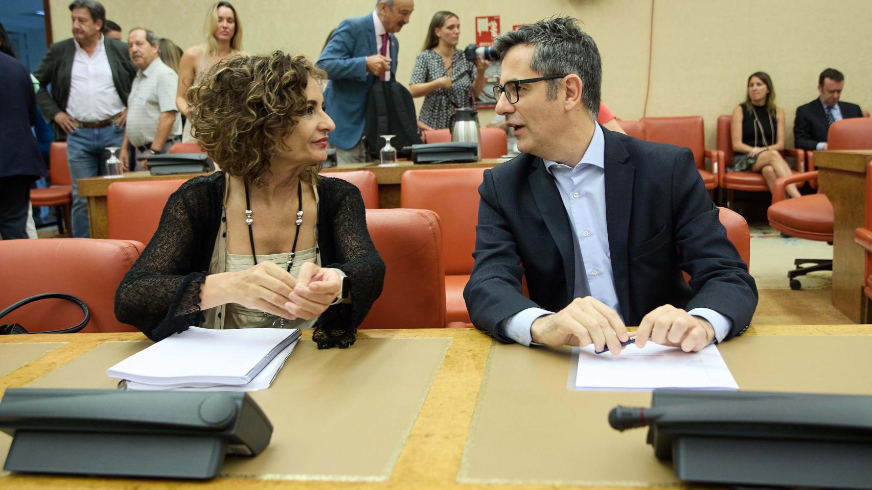 La ministra de Hacienda y Función Pública, María Jesús Montero, y el ministro de la Presidencia, Relaciones con las Cortes y Memoria Democrática, Félix Bolaños. Ambos en funciones, en el Congreso.