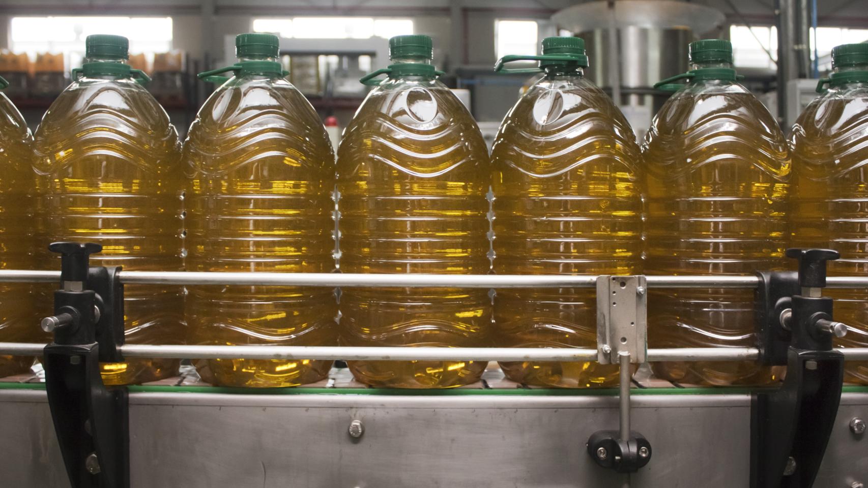 Garrafas de plástico llenas de aceite de oliva.