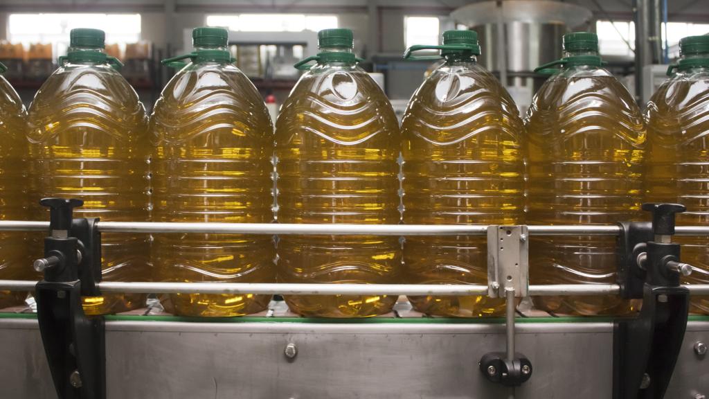 Garrafas de plástico llenas de aceite de oliva.