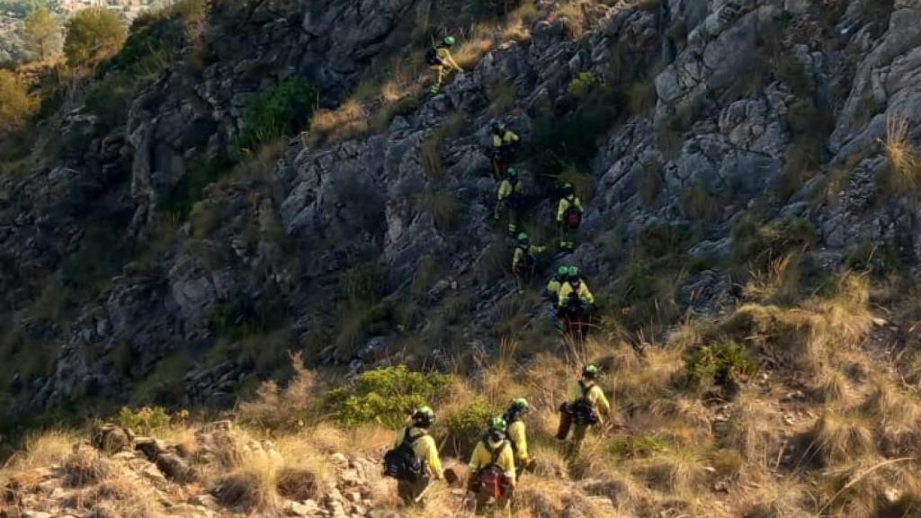 Imágenes de los bomberos yendo hacia el lugar del fuego.