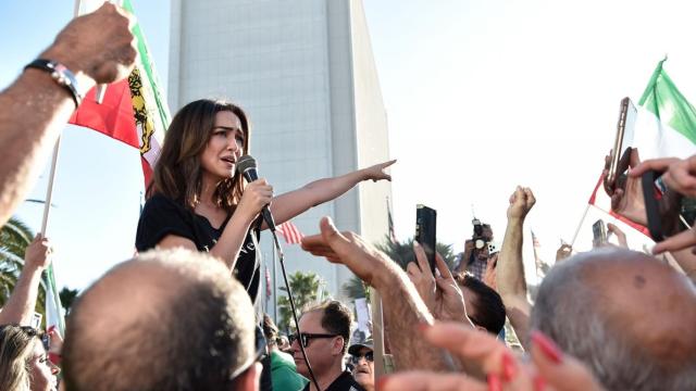 La actriz Nazanin Boniadi habla en una protesta por la muerte de Mahsa Amini en Westwood, California.