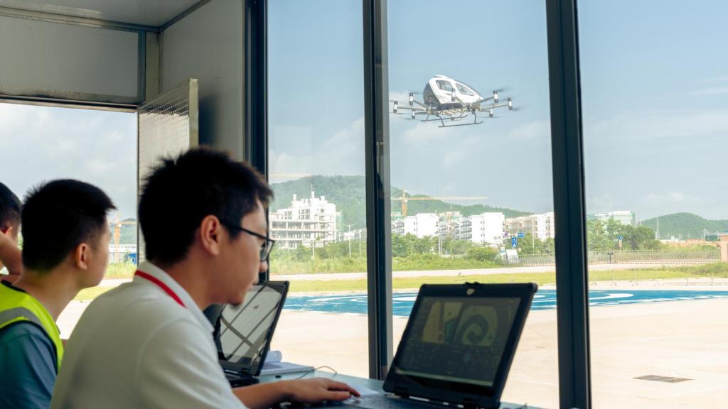 eHang 216 realizando la prueba de vuelo final