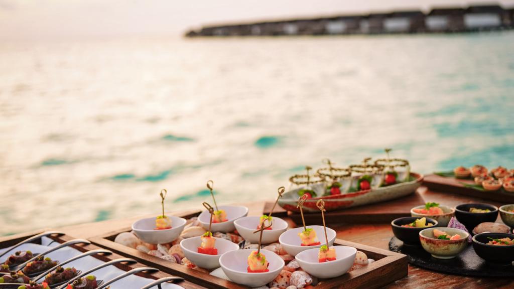 Varias tapas de comida en la playa.