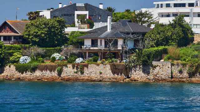 Casa a la venta en la isla de Toralla por más de 2 millones de euros.